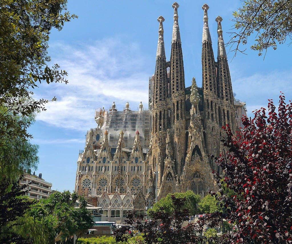 visit Sagrada Familia - A Guide to Visiting Sagrada Familia in Barcelona La Sagrada Familia in Barcelona, Spain.