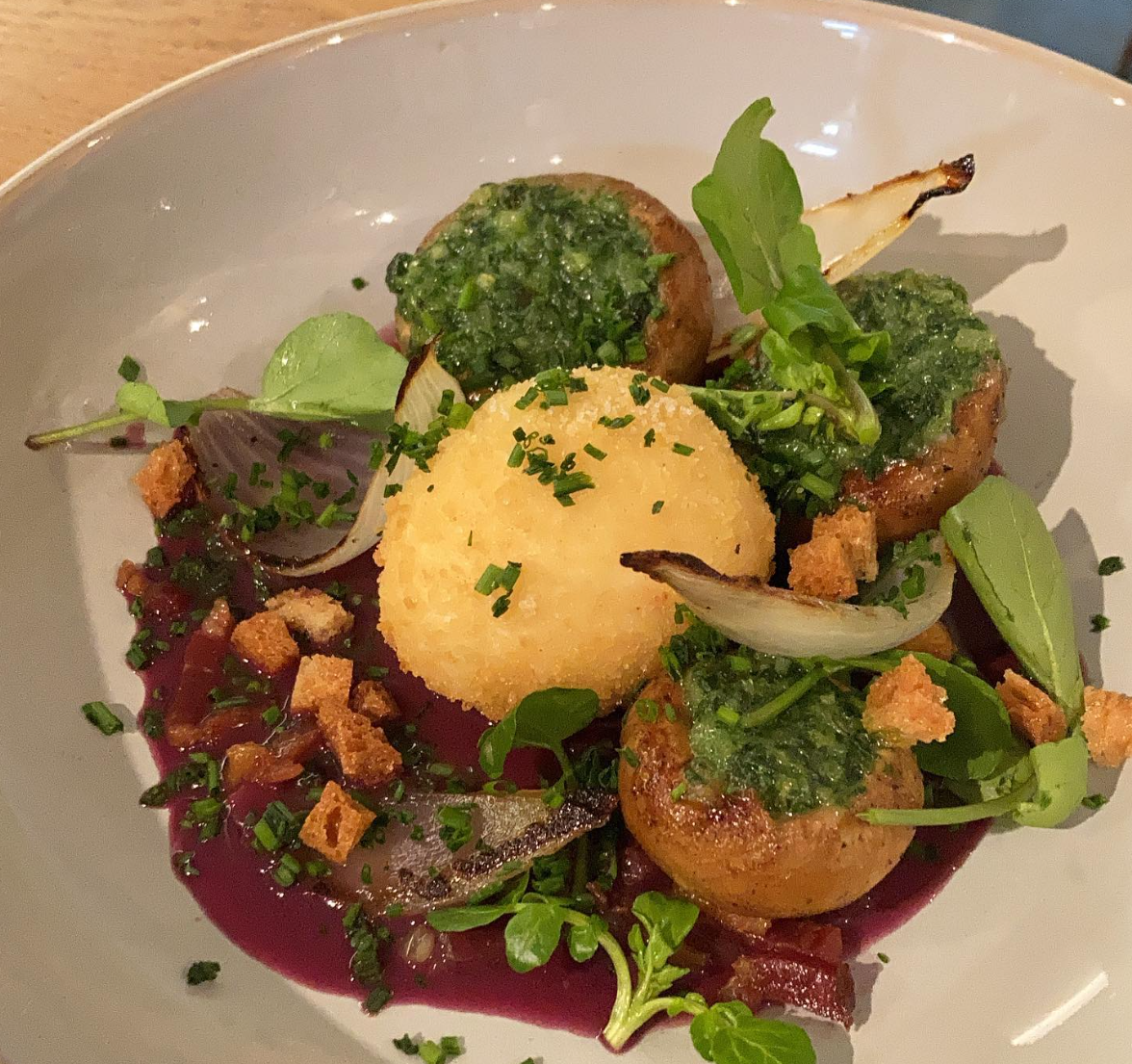 restaurants near major attractions in Paris - Good Restaurants Near Major Attractions in Paris Roman-Style egg Meurette at the restaurant Juveniles in Paris, France.